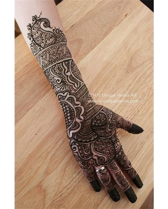 Scallop Garland Accent Blending Into Front Full Hand Mehndi Design